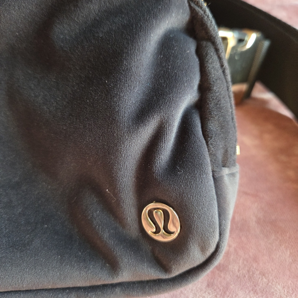 Lululemon Velour Belt Bag 1L Black/Gold - Picture 3 of 12